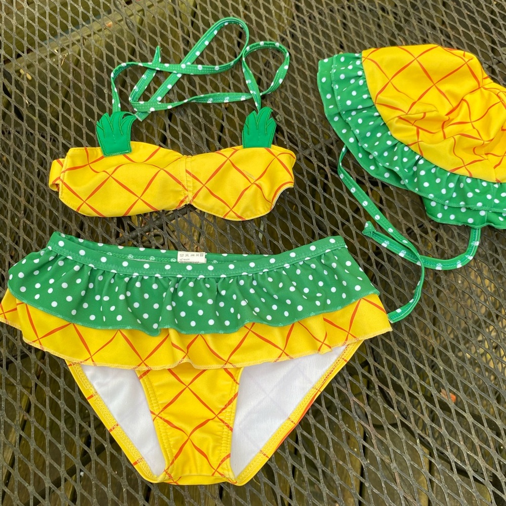 Little girls 2 piece bathing suit with matching hat size 6